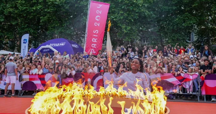 jo-paris-2024-priscilla-gneto-porte-la-flamme-olympique-en-corse