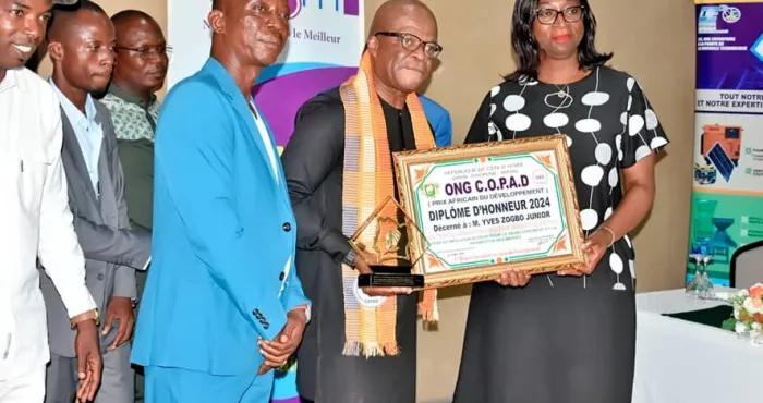 distinction-yves-zogbo-recoit-le-micro-dor-du-cercle-des-ebony