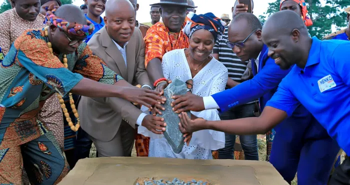 ecole-pour-tous-la-fondation-oja-pose-la-premiere-pierre-pour-la-construction-dune-ecole-primaire-a-akekoi