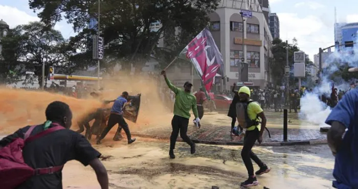manifestations-au-kenya-le-parlement-pris-dassaut-les-deputes-evacues