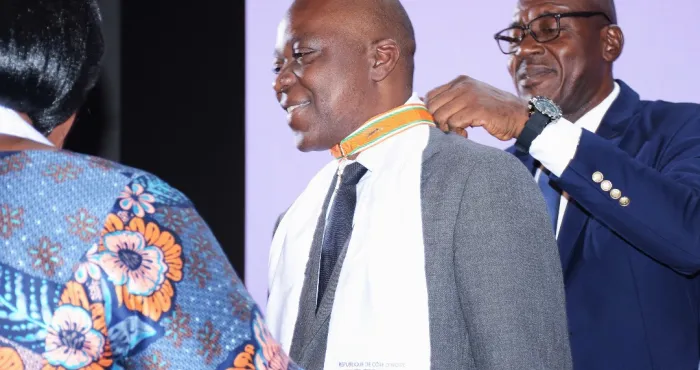 cote-divoire-le-ministre-amadou-kone-et-plusieurs-membres-du-gouvernement-et-presidents-dinstitutions-eleves-au-rang-de-commandeur-dans-lordre-du-merite-de-la-fonction-publique-4e-edition-jfp