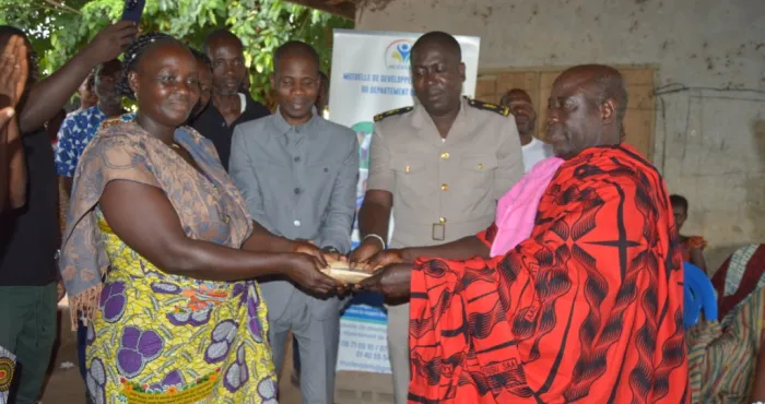 beoumi-la-mutuelle-des-jeunes-de-beoumi-remet-un-fonds-de-soutien-aux-femmes-productrices-de-manioc-de-golikro