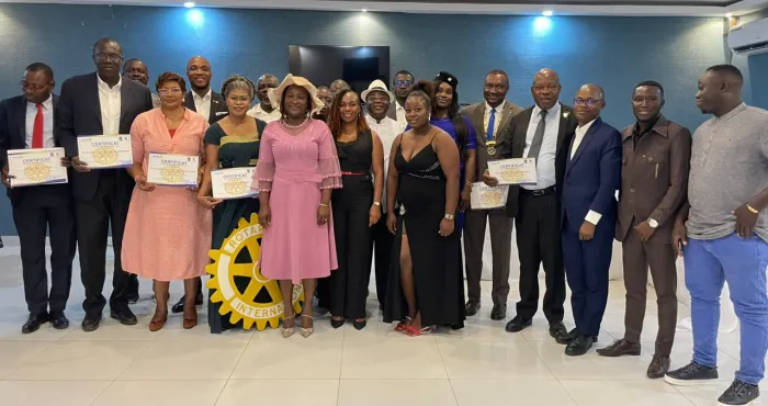 ceremonie-de-passation-de-collier-a-ocean-rotary-club-de-grand-bassam-jean-eudes-houngbedji-recoit-ses-attributs