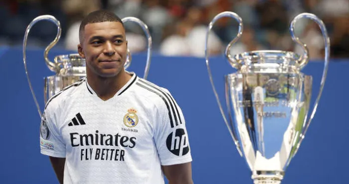 real-madrid-kylian-mbappe-accueilli-en-grande-pompe-a-bernabeu