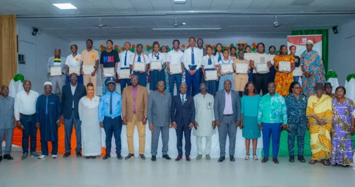 merite-scolaire-jean-louis-moulot-celebre-les-meilleurs-eleves-de-grand-bassam-2