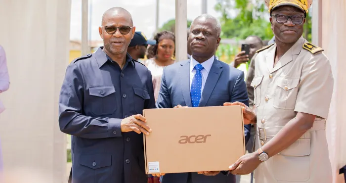 presidentielle-2025-enrolement-des-populations-du-district-du-denguele-me-adama-kamara-offre-un-important-lot-dequipements-informatiques-a-ladministration
