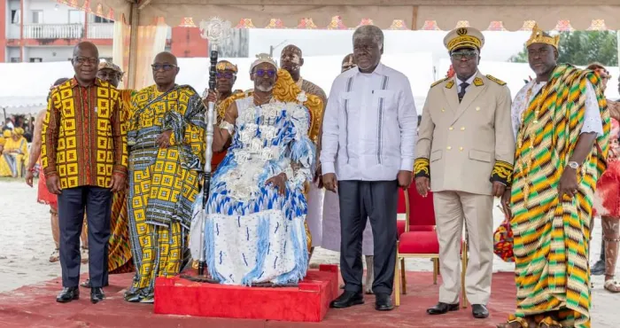 intronisation-du-chef-dabobote-dans-la-commune-dabobo-beugre-mambe-passe-un-message-fort-un-chef-doit-agir-avec-discernement