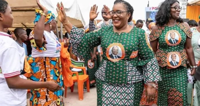 tournee-de-mobilisation-des-femmes-du-rhdp-harlette-badou-sillonne-le-district-dabidjan