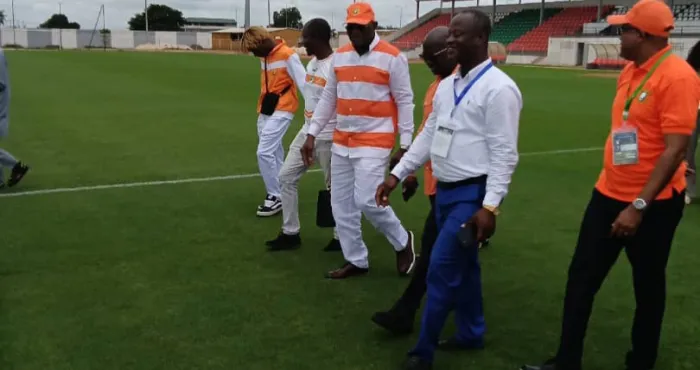 infrastructures-sportives-le-ministre-adje-silas-metch-salue-letat-des-terrains-dentrainement-de-bouake