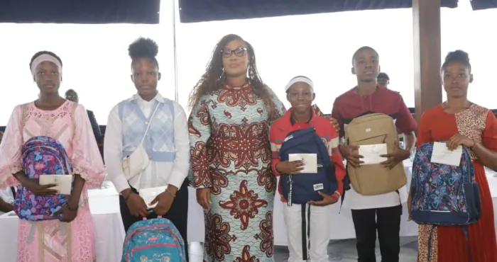 aide-aux-familles-victime-des-crises-en-cote-divoire-240-eleves-recoivent-des-prises-en-charges-scolaires-de-letat