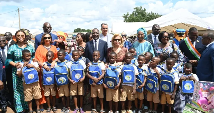 rentree-scolaire-2024-2025-la-premiere-dame-offre-plus-de-15-000-kits-scolaires-aux-eleves-de-cote-divoire