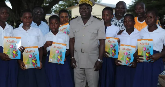 worodougou-ali-konate-conseiller-economique-et-social-fait-don-de-1-500-kits-scientifiques-aux-jeunes-filles
