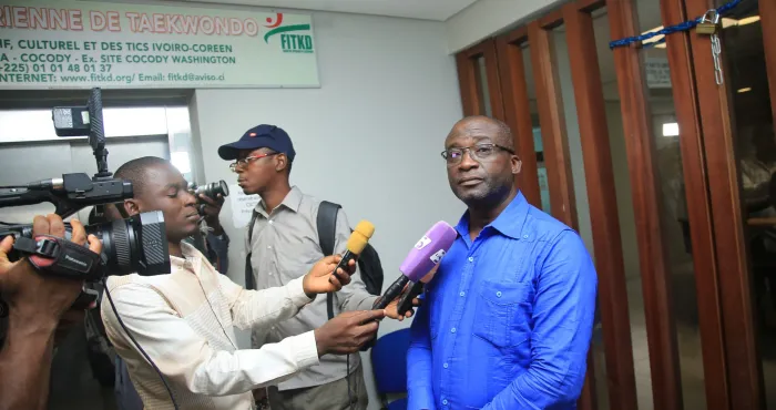 passation-des-charges-a-la-federation-de-taekwondo-les-locaux-fermes-a-laide-de-cadenas