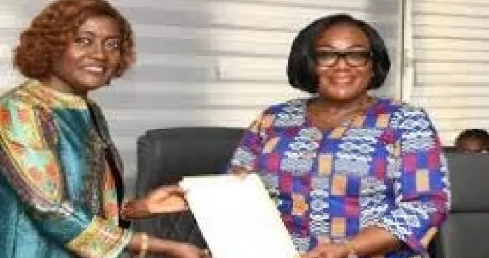 education-nationale-mariatou-kone-remet-le-rapport-de-latelier-de-grand-bassam-a-anne-desiree-ouloto