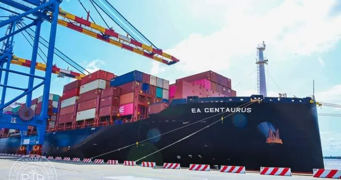 infrastructures-un-impressionnant-navire-de-larmateur-cosco-accoste-au-port-abidjan