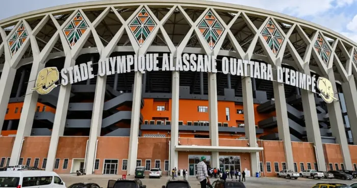 stade-olympique-alassane-ouattara-debimpe-menace-de-greve-des-employes-en-charge-de-lentretien-le-ministre-silas-adje-metch-calme-les-stadiers