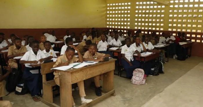 affaire-manque-de-materiels-au-lycee-moderne-dangre-un-etablissement-dote-bel-et-bien-de-tables-bancs