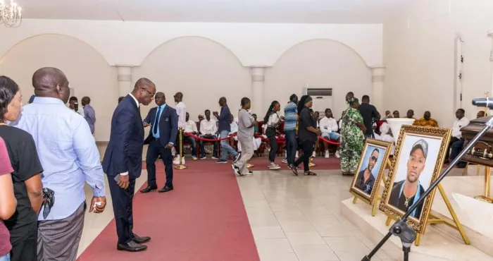 deuil-mamadou-toure-apporte-sa-compassion-a-la-famille-eploree-de-valery