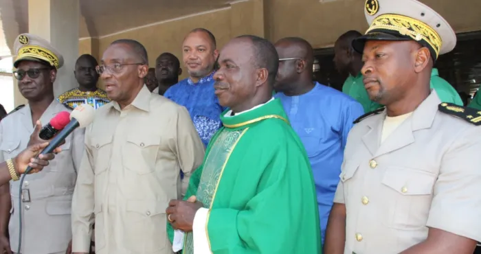 eglise-catholique-de-biankouma-claude-sahy-fait-un-important-don-pour-lachevement-des-travaux