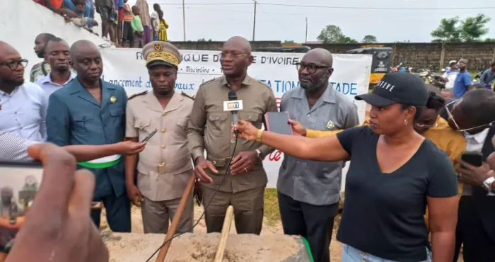 infrastructures-sportives-regionale-le-ministre-adje-silas-metch-lance-les-travaux-de-rehabilitation-du-stade-henri-konan-bedie-de-grand-lahou
