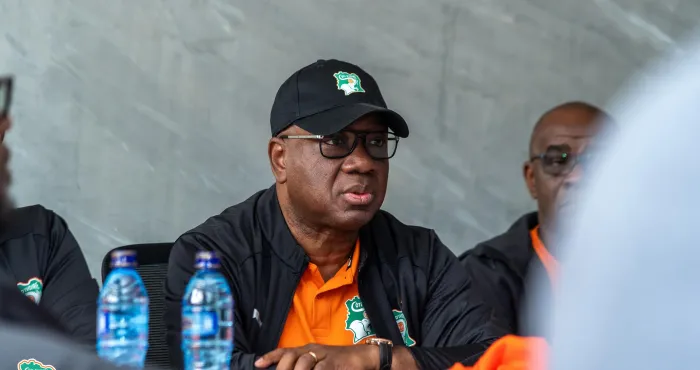 football-ivoirien-violence-dans-les-stades-le-choix-de-coach-romaric-ndri-en-a-sanctions-des-dirigeants-maillots-des-elephants-idriss-diallo-se-prononce