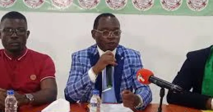 greve-des-enseignants-en-cote-divoire-bli-ble-david-sg-de-la-centrale-syndicale-dignite-face-a-ses-camarades-nous-sommes-en-mission