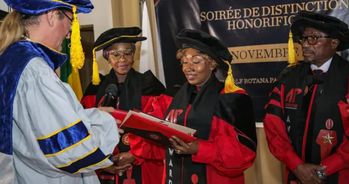 distinction-rebecca-yao-faite-docteur-honoris-causa-en-management-des-organisations