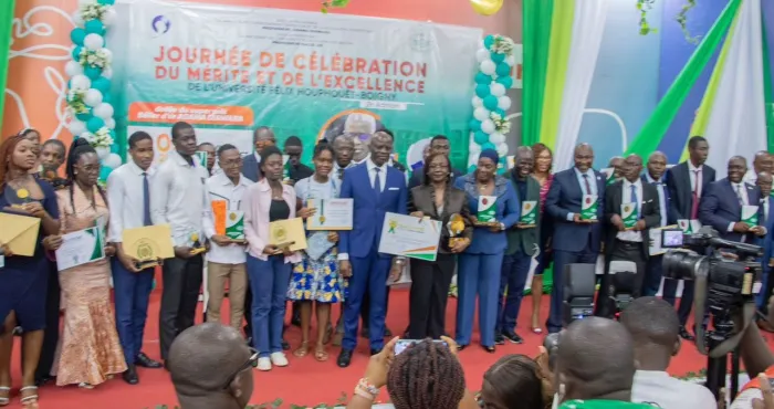 merite-scientifique-luniversite-felix-houphouet-boigny-celebre-ses-chercheurs-et-etudiants