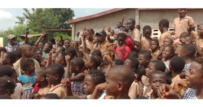 haut-sassandra-yves-zogbo-president-du-ceser-offre-pres-de-100-tables-bancs-a-lecole-de-kibouo-daloa