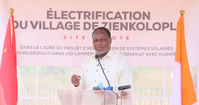 energie-mise-sous-tension-hors-reseau-du-village-de-zienkolople-par-le-ministre-coulibaly-sangafowa-mamadou