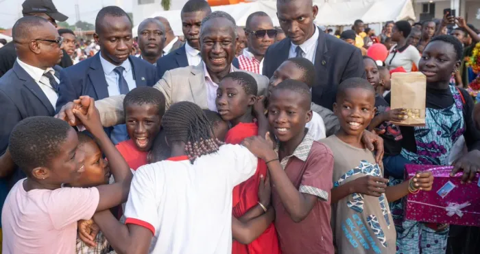 noel-de-reve-adama-bictogo-seme-la-joie-dans-le-coeur-de-plus-de-10-000-enfants-a-yopougon