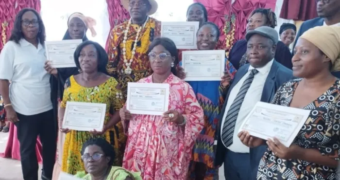 autonomisation-des-femmes-plus-de-250-femmes-recoivent-leurs-attestions-de-fin-de-formation-des-mains-du-ministre-silas-metch