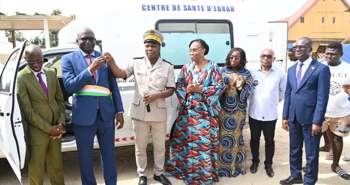 lutte-contre-le-travail-des-enfants-la-premiere-dame-offre-une-ambulance-a-la-population-debrah