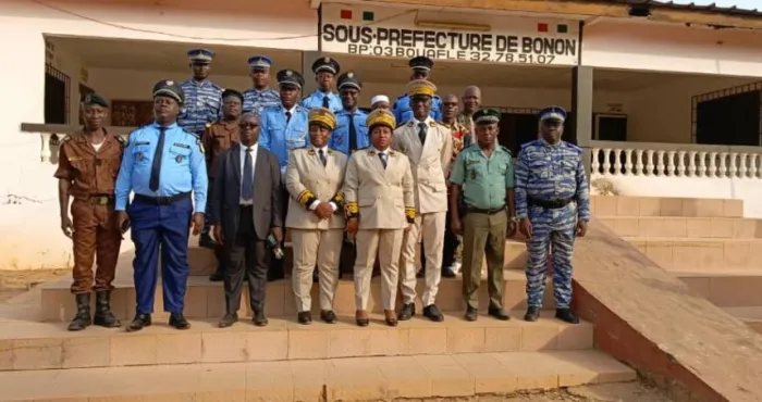 bonon-le-prefet-honore-14-agents-lors-du-salut-aux-couleurs