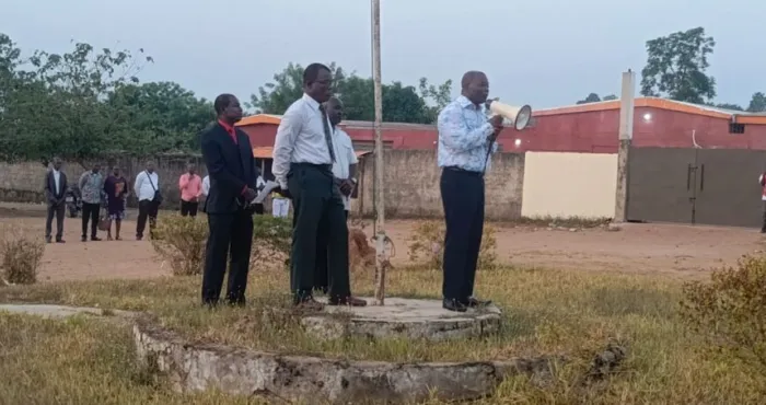 bonon-le-proviseur-du-lycee-prone-la-rigueur-pour-une-ecole-dexcellence