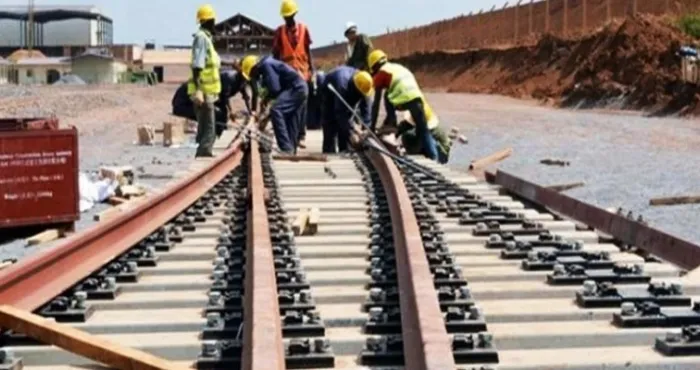 ligne-1-du-metro-dabidjan-le-boulevard-du-canal-au-bois-a-marcory-ferme-pour-travaux