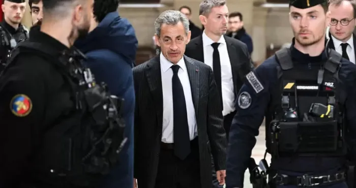 france-nicolas-sarkozy-equipe-dun-bracelet-electronique