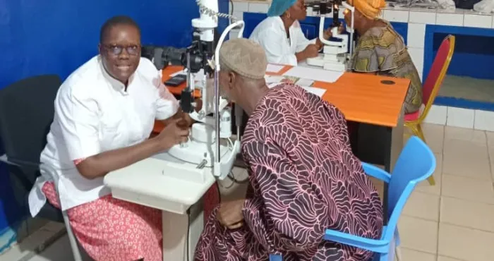 bouake-5000-malades-dhernie-et-de-cataracte-soulages-par-le-maire-amadou-kone