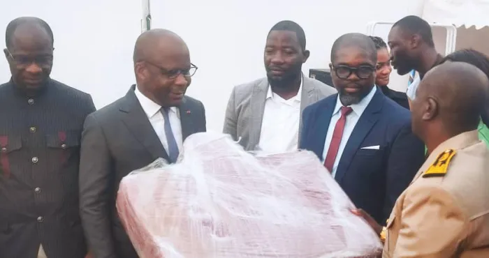 prise-en-charge-medicale-des-patients-le-chr-dagboville-recoit-un-important-lot-de-materiel-biomedical