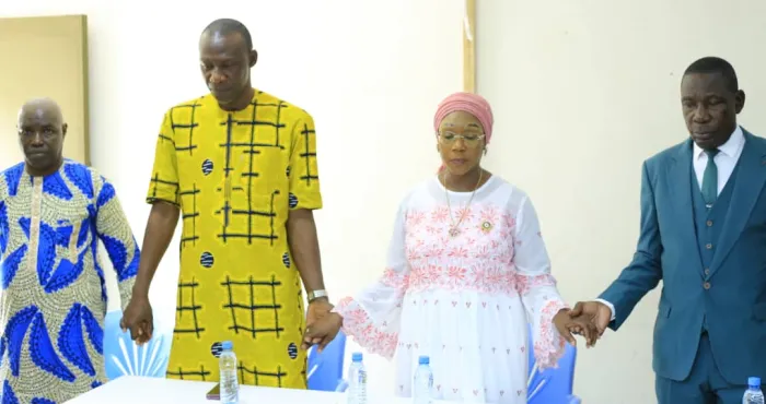 anyama-careme-2025-fatima-bamba-et-honorable-diakite-ibrahim-font-des-dons-a-la-communaute-chretienne-au-nom-du-president-de-la-republique