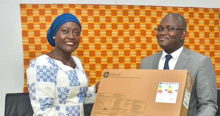 capacite-operationnelle-de-lufr-sciences-humaines-a-cocody-pr-mariatou-kone-fait-don-de-materiels