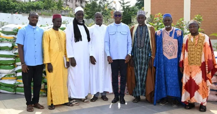 jeune-et-careme-a-bouafle-epiphane-zorro-bi-fait-don-de-vivres-aux-religieux