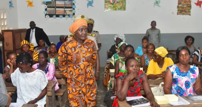 promotion-des-langues-locales-pr-mariatou-kone-rend-visites-aux-apprenants-de-la-nawa