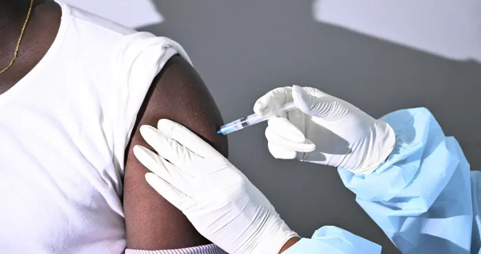 covid-19-le-gouvernement-veut-atteindre-une-large-couverture-vaccinale-pour-proteger-les-populations