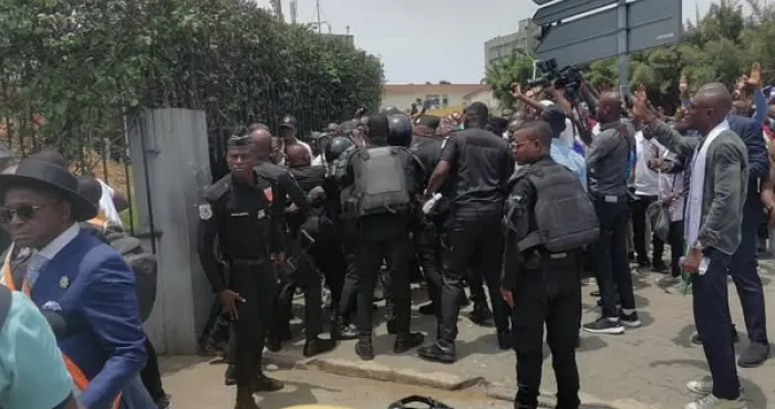 proces-de-dame-valerie-yapo-contre-tidjane-thiam-et-son-parti-la-police-refoule-des-deputes-au-palais-de-justice