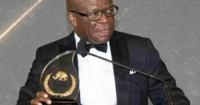 nuit-des-ebony-2024-yves-zogbo-le-presentateur-mythique-recompense-pour-30-ans-de-loyaux-services-a-la-ceremonie-des-ebony