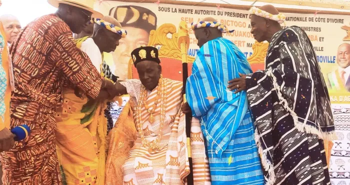 intronisation-du-nouveau-chef-central-des-baoules-dagboville-alla-kouadio-francois-a-officiellement-pris-fonction