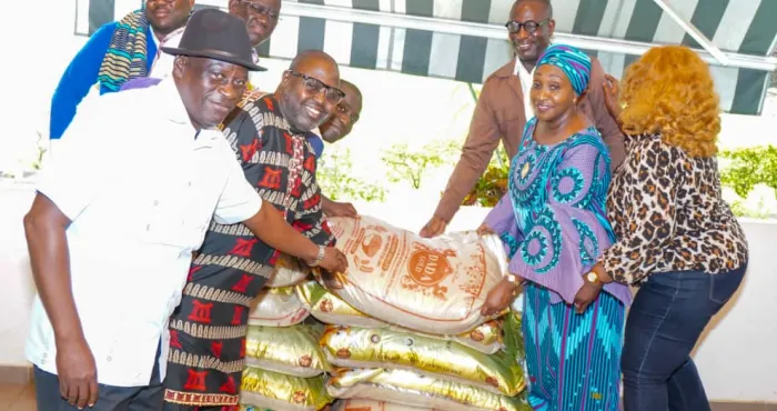 district-des-lacs-la-ministre-gouverneur-dr-raymonde-goudou-coffie-offre-des-centaines-de-de-riz-aux-mutuelles-de-developpement