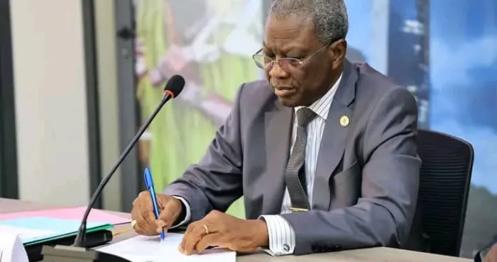 interview-litterature-le-senateur-michel-coffi-benoit-sur-les-pas-de-mambe-avec-voiles-et-une-affaire-de-place
